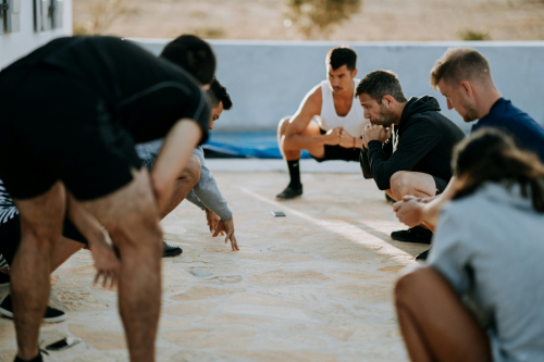 Due persone che fanno fitness sulla spiaggia